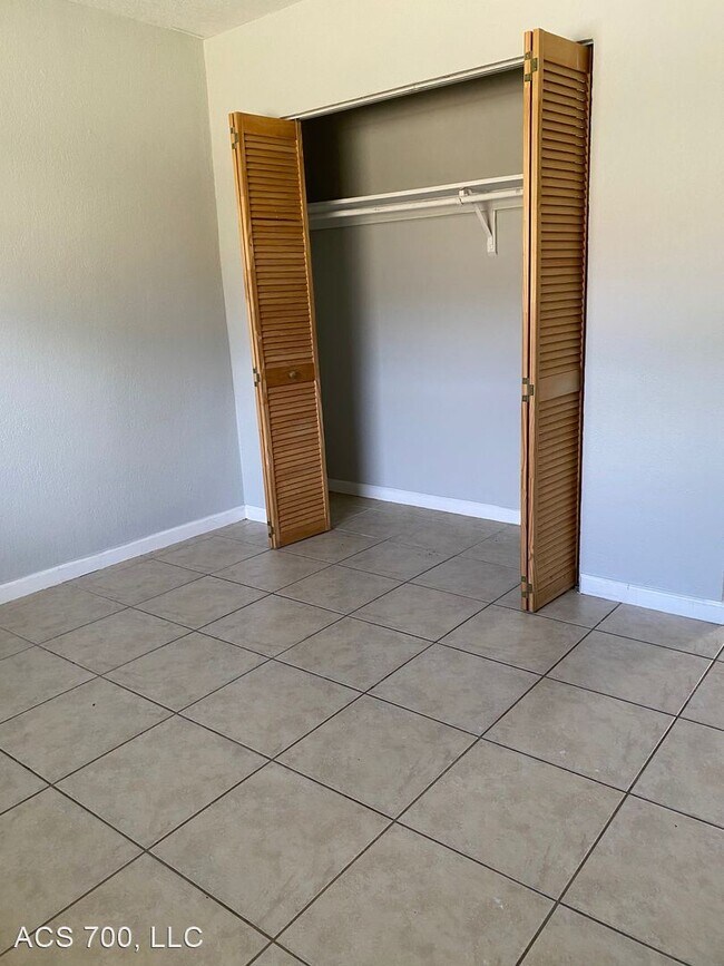 Building Photo - 2 br, 1 bath Apartment - 700 SW 16th Ave
