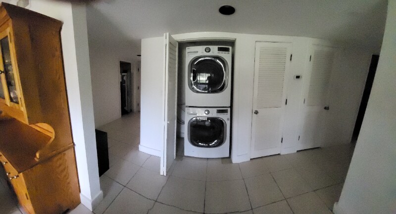 Building Photo - 681 Olde Camelot Cir