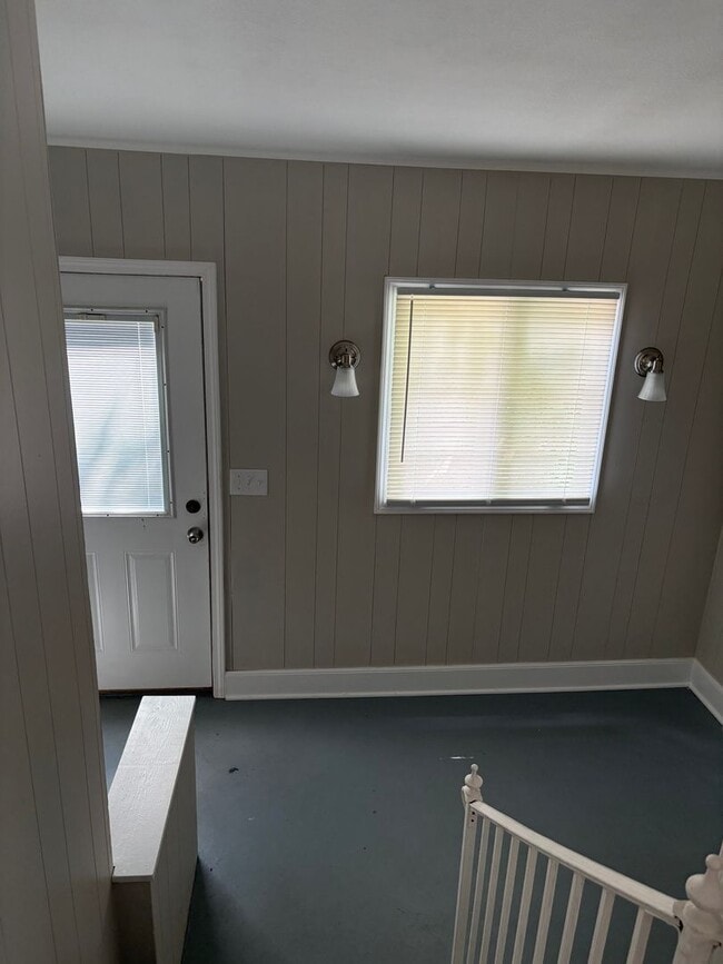 Building Photo - 3 Bedroom 1 Bath 2 Story Home