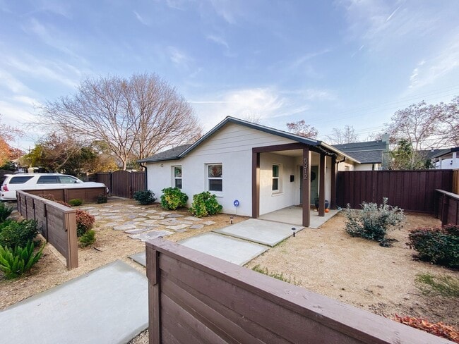 Building Photo - Beautiful 3/1 with gated driveway in Colonial Heights!