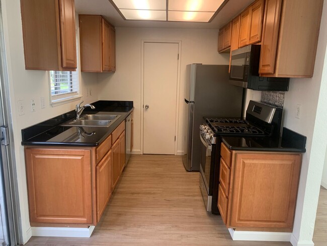 Building Photo - Updated Fairfield Apartment