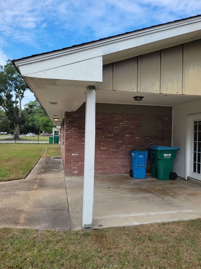 Building Photo - 3 BD 1.5 BA Ocean Springs Rental in the Go...