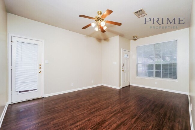 Building Photo - Freshly Updated Duplex Near Settlement Park