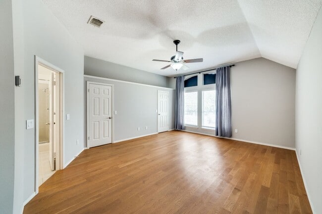 Building Photo - RENOVATED 4-BEDROOM IN MISSION RIDGE