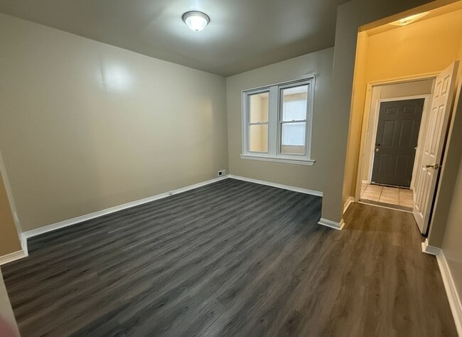 Building Photo - 4 Bedroom 1 Bath Rental In Germantown