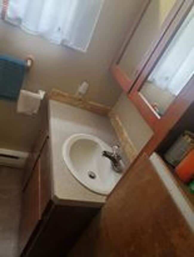 Building Photo - Marsenich- 2 bedroom house with fenced yard.