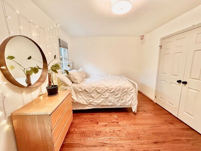 Building Photo - Beautifully renovated 4BR/3BA rambler with wraparound porch and garage