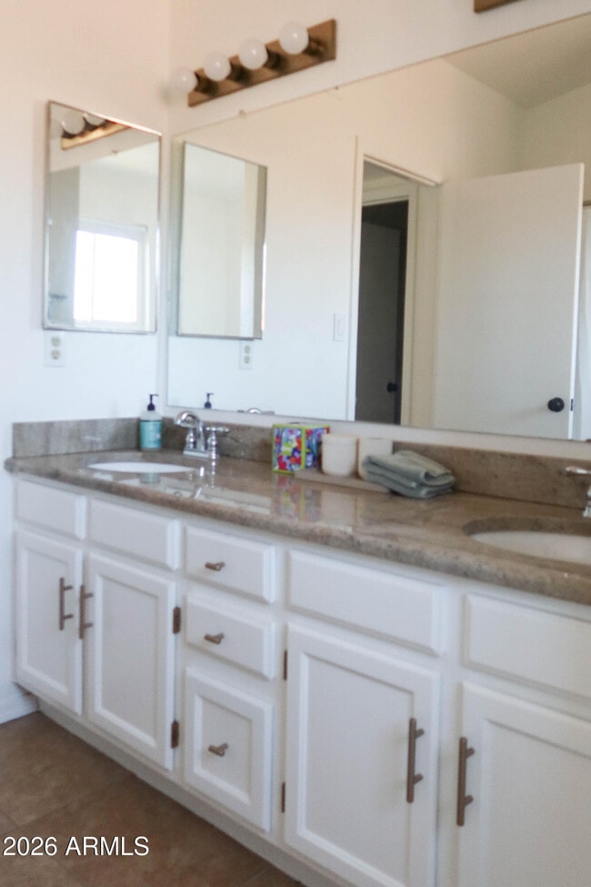 Building Photo - 3113 E Topeka Dr