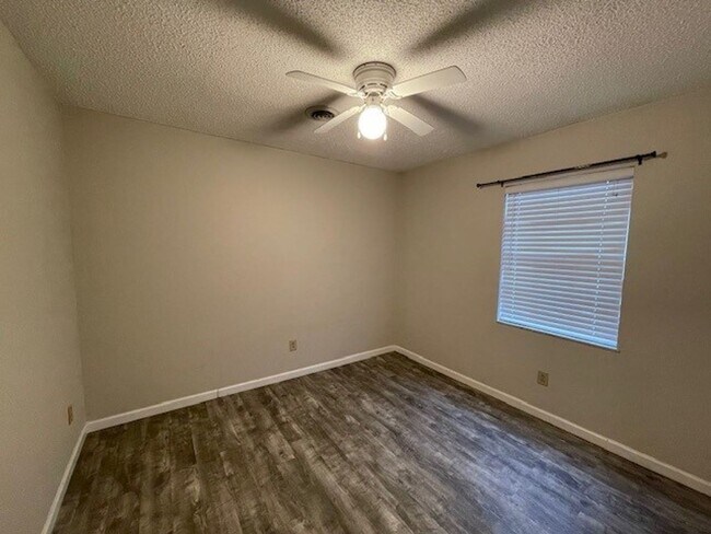 Building Photo - AWESOME 2 BEDROOM CONDO IN PARKWAY HEIGHTS...