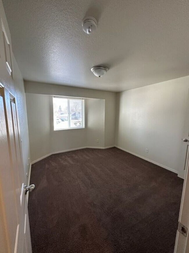 Building Photo - Rent Special: 1/2 Off March's Rent 2 Bedroom 1 Bath Unit NE Salem!