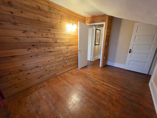 Building Photo - N Madelia St