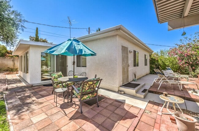 Building Photo - 1 Bedroom Casita with Pool Access!