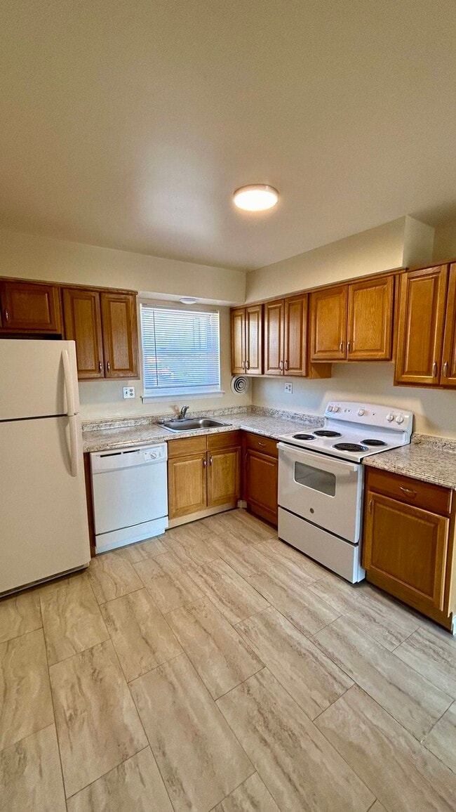 Building Photo - Eagle Rock & Hensyn Village