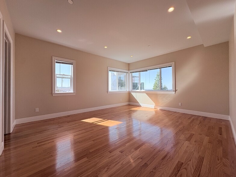Bedroom 4 en-suite with walk-in closet - 109 Hillcrest Dr