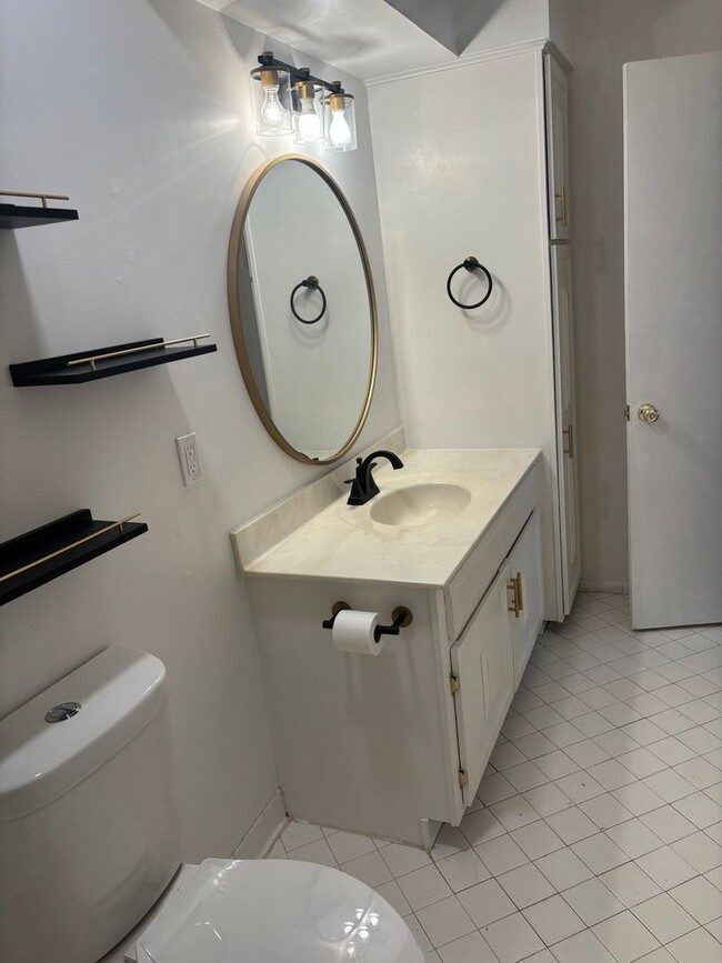 Building Photo - Charming 1BR Condo in Tulsa