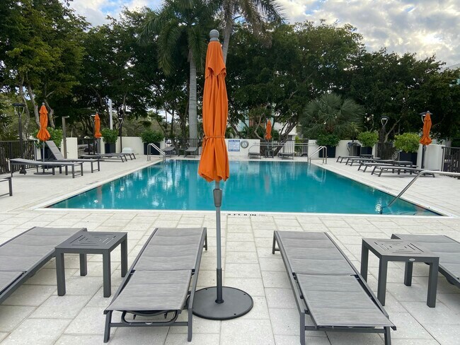 Building Photo - 340 Sunset Dr