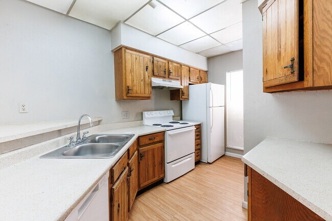 Building Photo - MOVE IN SPECIAL *1st Month Half Off Rent* - Extra Large 2 Bedroom 2 Bathroom Apartment