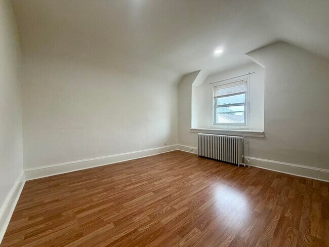 Building Photo - 14 E 42nd St