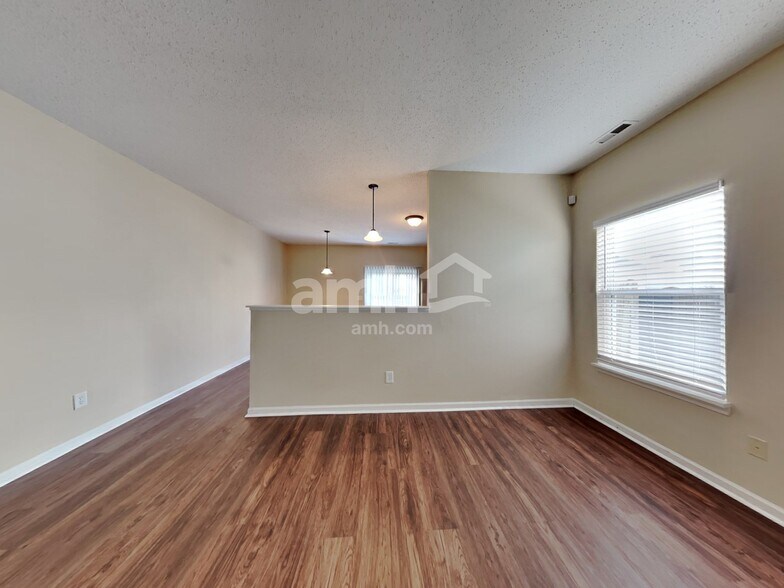Building Photo - 9735 Thomas Ln