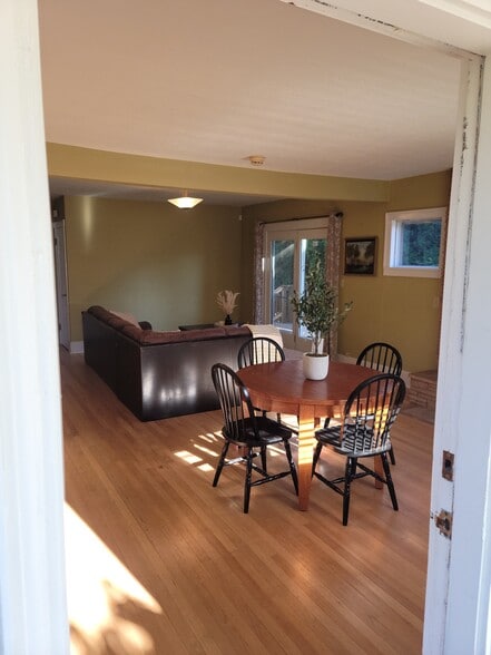 Building Photo - 1909 Cedar St