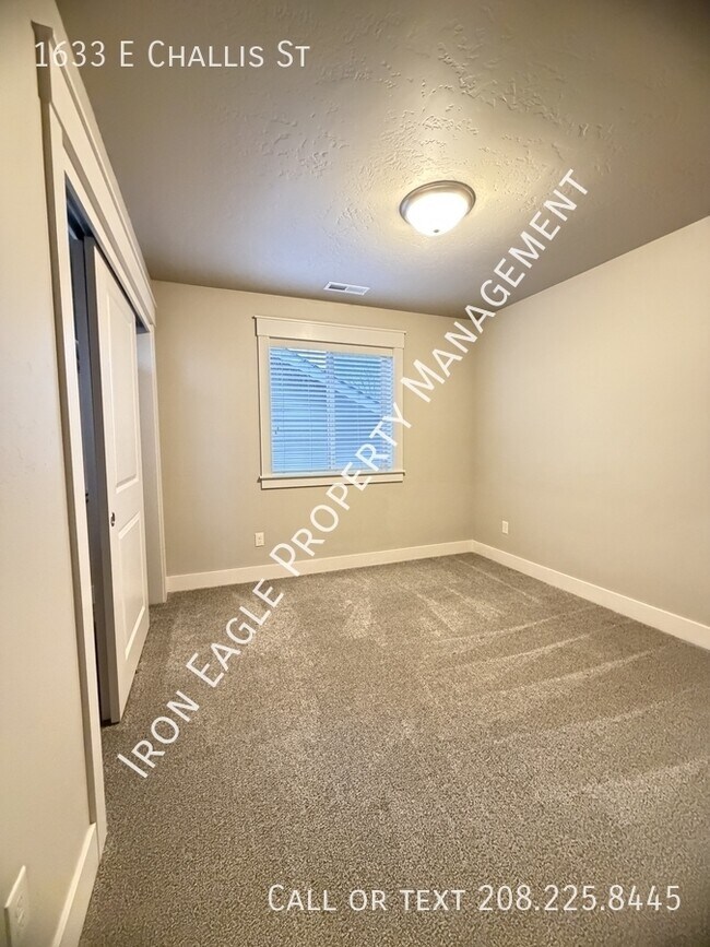 Building Photo - 1633 E Challis St