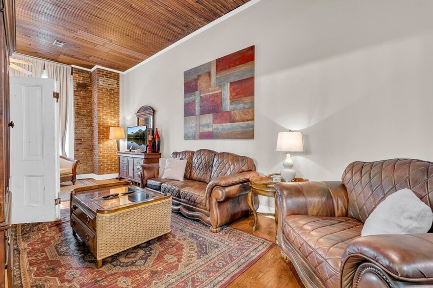 Building Photo - 515 College St