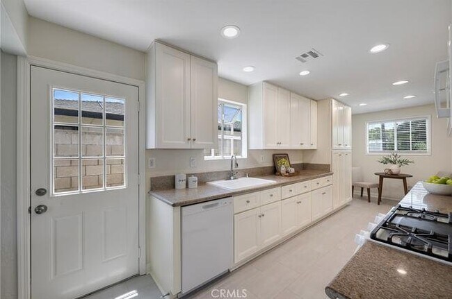 Building Photo - 618 S Pine Dr