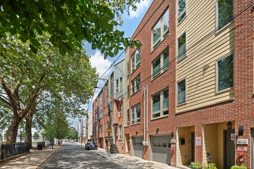 Building Photo - 1815 Blair St