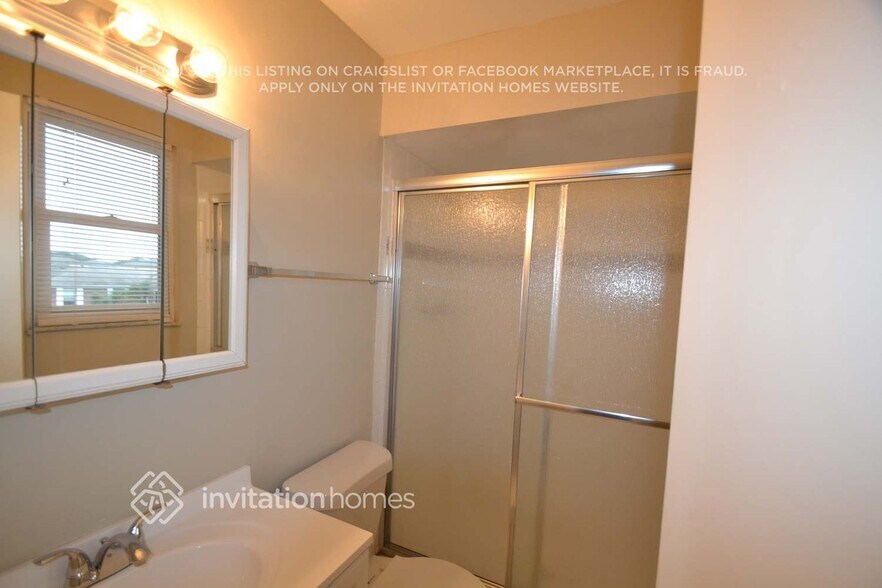 Building Photo - 1705 Village Ct