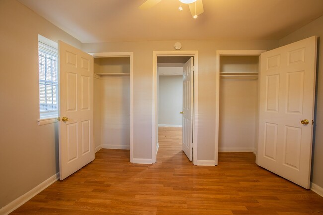 Building Photo - Cute 2 BR/1 BA Condo Apartment in Bellevue!