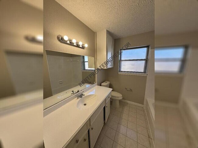 Building Photo - 3214 Three Pines Dr