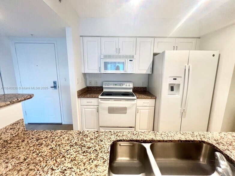 Building Photo - 1155 Brickell Bay Dr