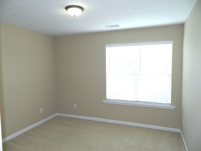Building Photo - 498 Sebastian Dr