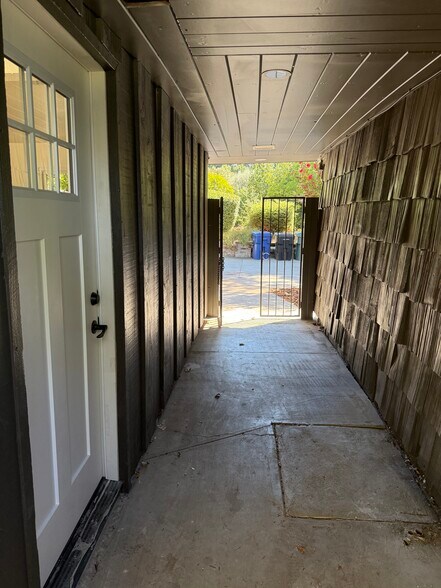 Building Photo - 3099 Laurel Dr