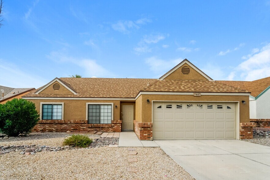 Primary Photo - 7907 N Roundstone Dr