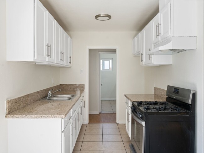 Building Photo - 731 Orange Ave