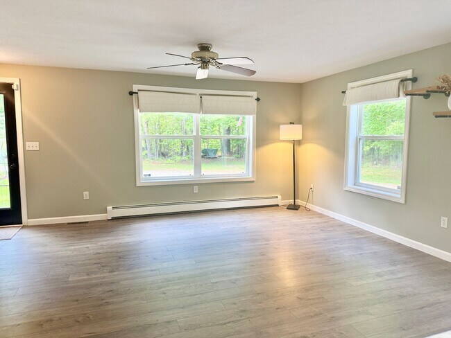 Building Photo - Sunny & Spacious 4 bedroom home