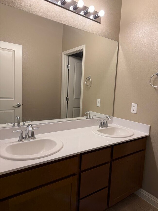 Building Photo - 4bedroom 3 bath 3 car garage