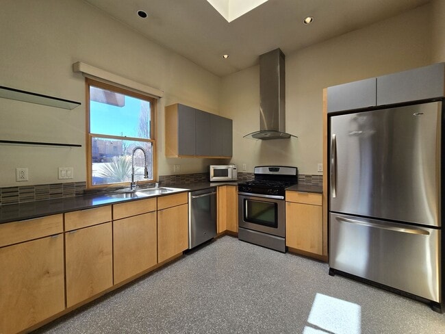 Building Photo - 927 Alto St