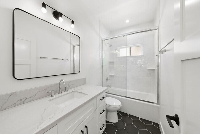 Building Photo - Ramona 319-321