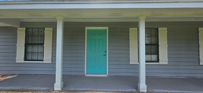 Building Photo - Charming 3-Bedroom Home in Deland – Water and Lawncare Included!