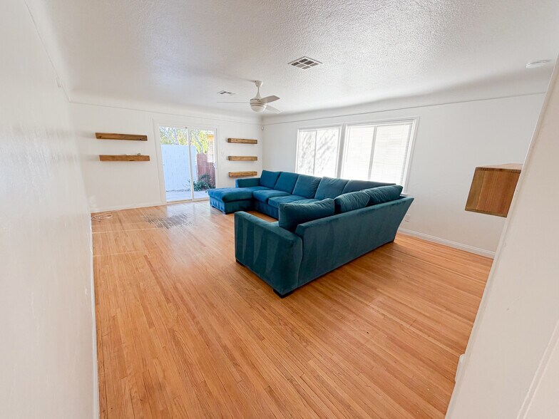 Building Photo - 925 Park Paseo