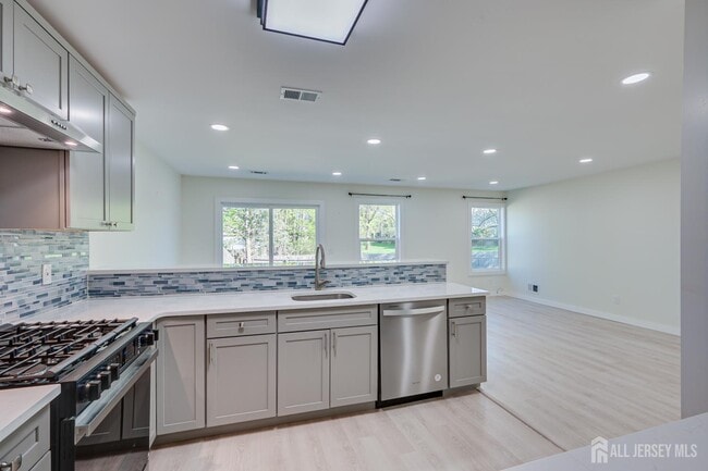 Building Photo - 6 Woodbury Rd