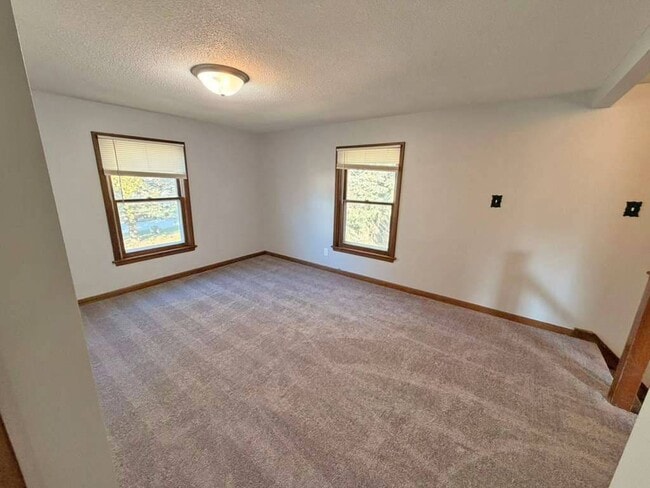 Building Photo - 2130 S Riverside Dr