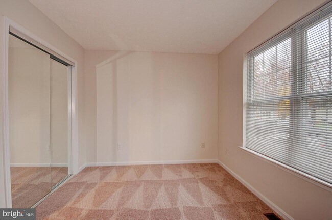 Building Photo - 121 Deer Hill Ct