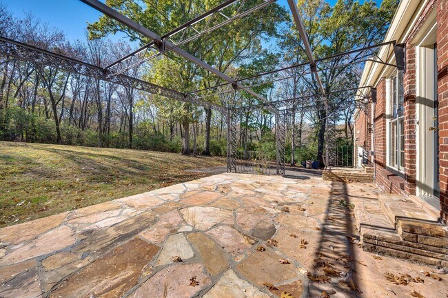 Building Photo - Fantastic renovated 5BE/4BA family home on beautiful oversized private Lot in the heart of Belle ...