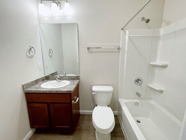 Building Photo - 137-137 Willow View Circle