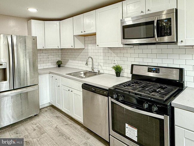 Building Photo - 116 W Berkley Ave