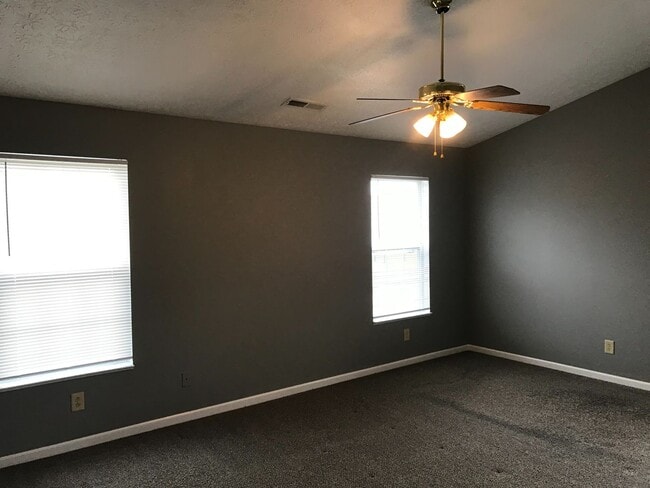 Building Photo - Plainfield - 3 BR + loft
