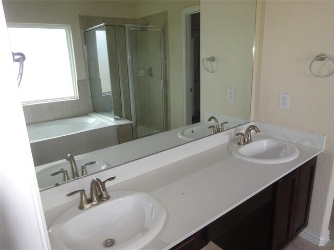 Building Photo - 1402 Green Highland Dr